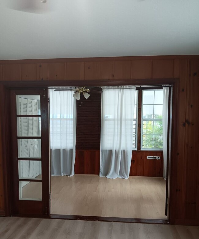 Building Photo - Annual 2 Bedroom + Den / 2 Bath Home – Sar...
