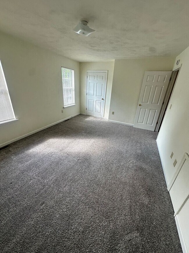 Building Photo - 3 Bed - 3Bath with Den