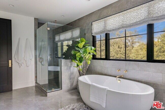 Building Photo - 16101 Royal Mt Dr