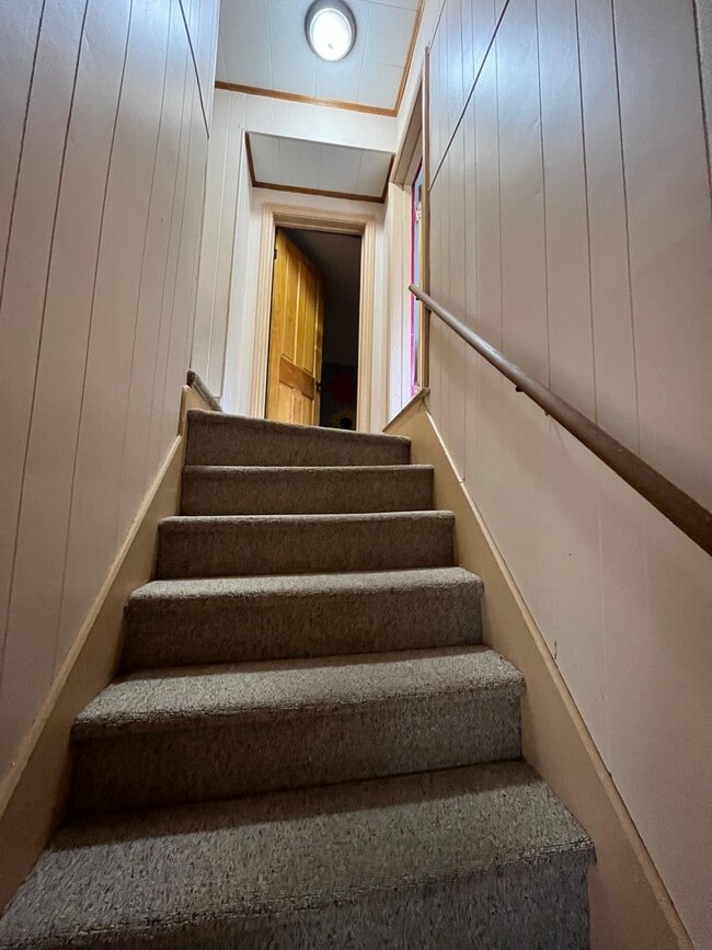 Building Photo - Spacious 4-5 Bedroom, 1.5 Bathroom 2-Story...