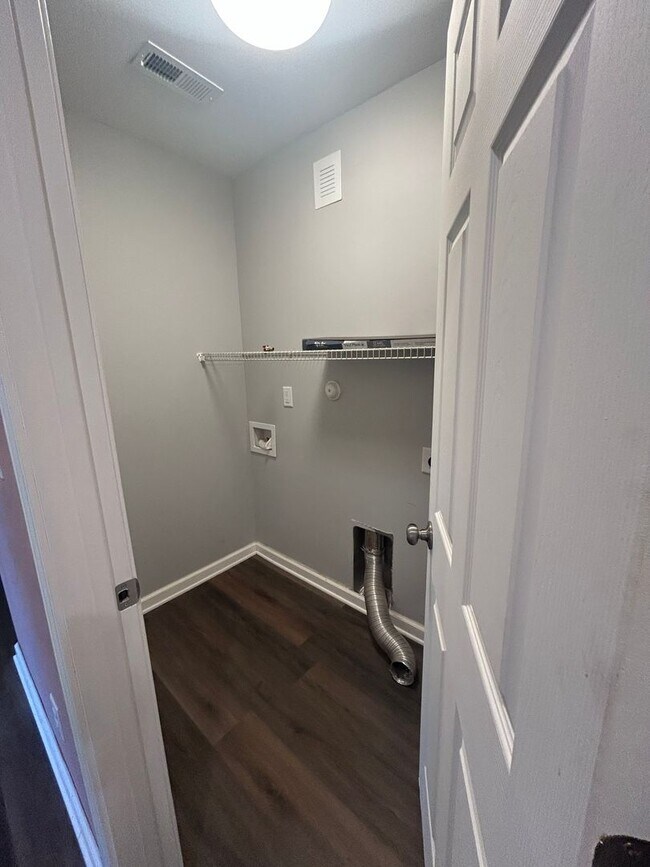 Building Photo - Charming 3 bedroom home located in the heart of Hampstead!