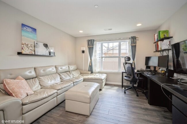 Building Photo - Lexington Circle West