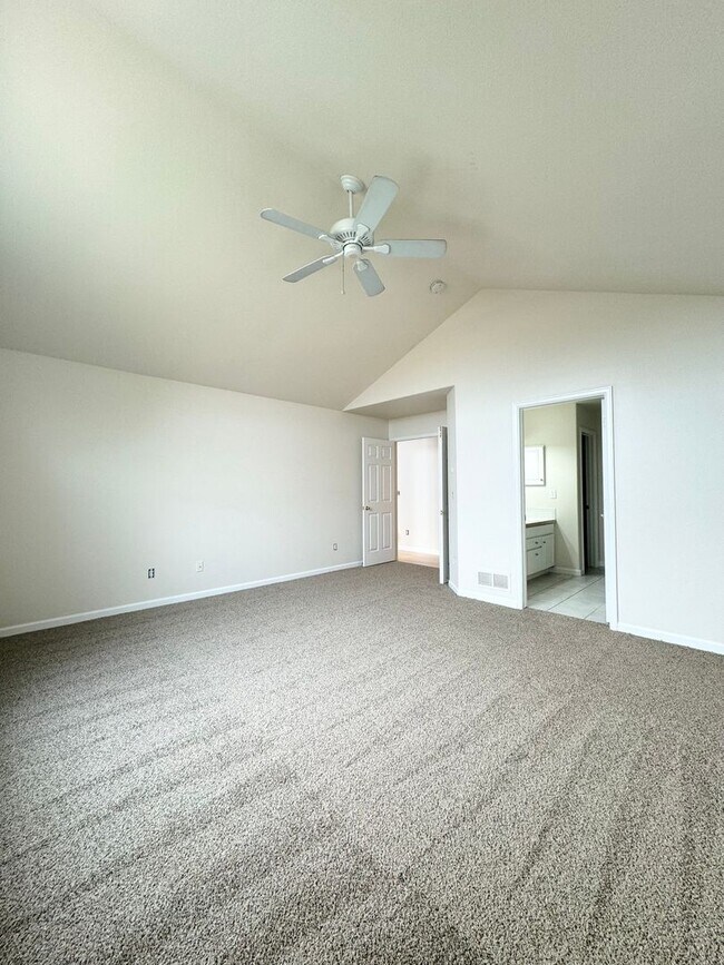 Building Photo - Stunning 4 Bedroom, 3.5 Bath with 3 car attached garage Home in Paragon Estates in Fort Collins, CO