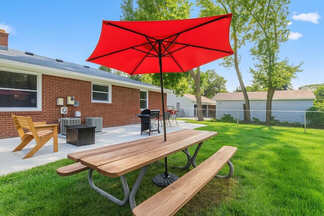 Building Photo - 8254 Mary Ann Ave