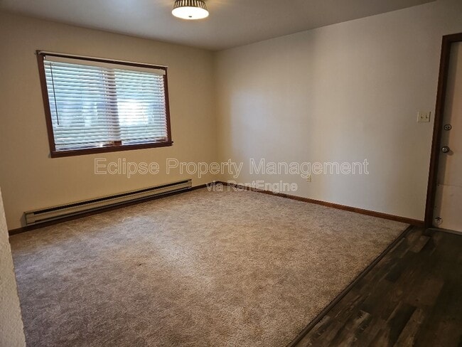 Building Photo - 9 River Dr