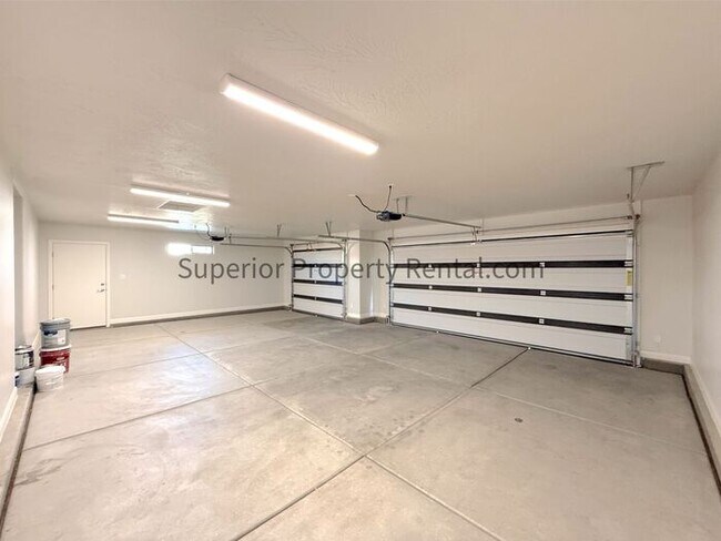 Building Photo - 4 bed, 2 bath home w/2car garage