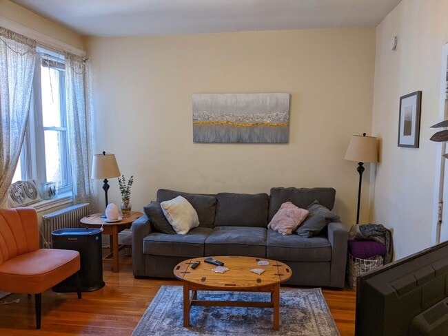 Building Photo - Amazing 3 bed in Coolidge Corner...