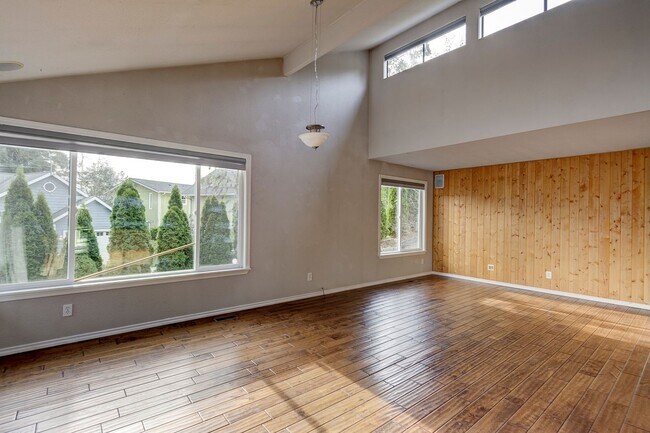 Building Photo - 3 Bed 2.5 Bath Home with a View!