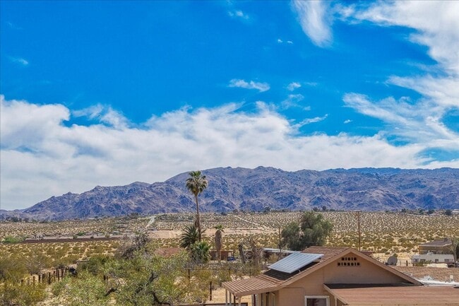 Building Photo - 2 Bedroom Home on 1.8 Acre Lot