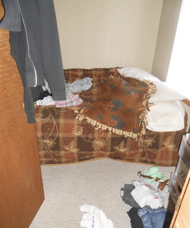Building Photo - 2 bed 1 bath near UWEC area!
