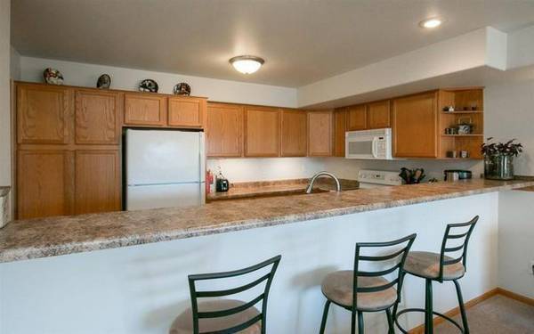 Building Photo - Beautiful 3 bedroom, 2.5 bathroom Townhouse Condo