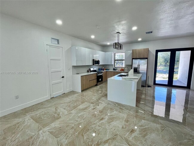 Building Photo - 435 N Quebrada St