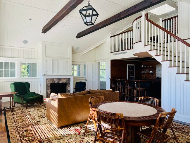 Building Photo - 3 Field Club Ln