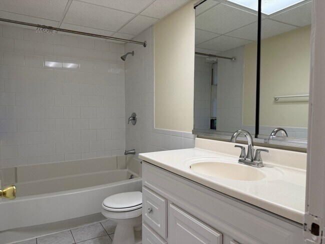 Building Photo - 56 Shrewsbury Green Dr