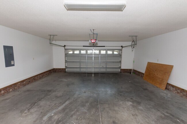 Building Photo - Great home in Hubert