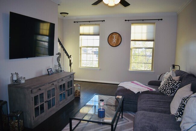 Building Photo - Beautiful Modern 3 Bedroom