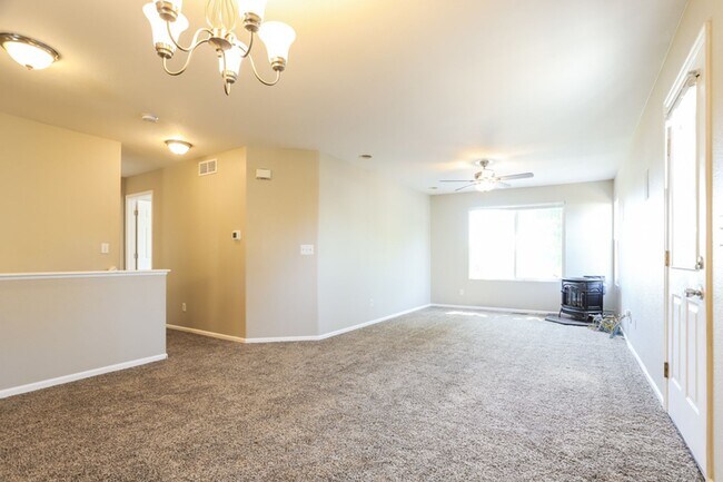 Building Photo - 2 WEEKS FREE RENT! PLUS FREE iPad or 55” TV IF MOVED IN BY 5/31! Charming 3bd/2ba Single-Level Ho...
