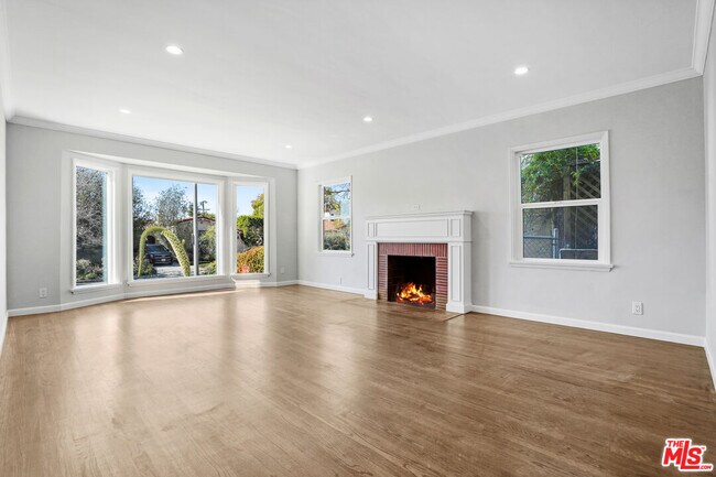 Building Photo - 1516 Stearns Dr