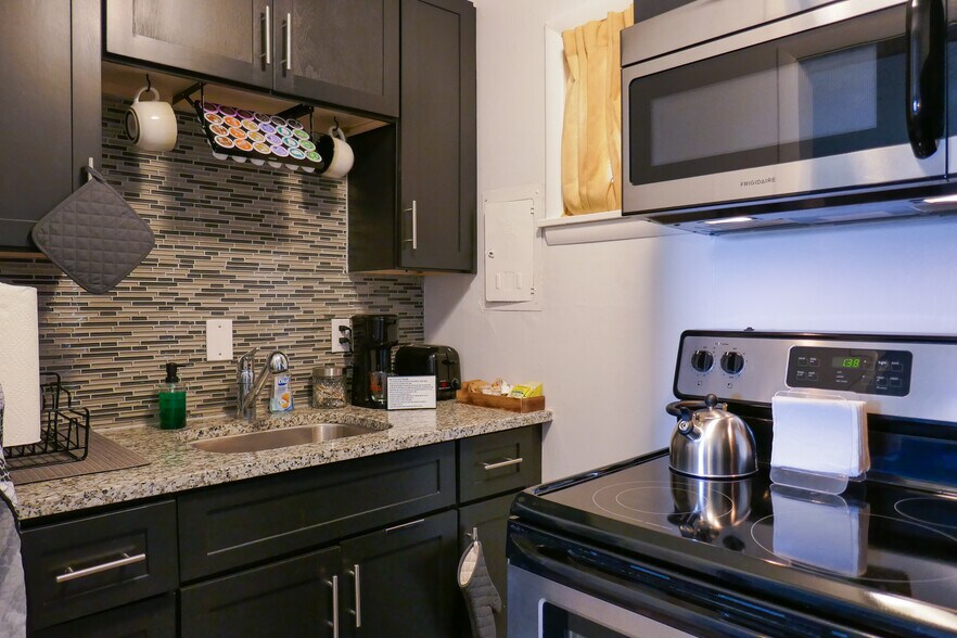 Building Photo - 803 Hillview Heights
