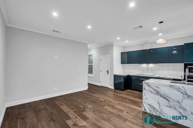 Building Photo - Russian Hill: Remodeled Top Floor Flat w/ In-Unit W/D, A/C, Private Roof Deck & Garage Parking w/...