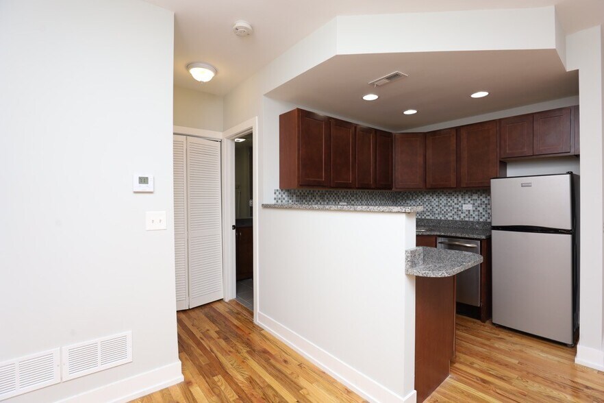 Building Photo - 562 W Arlington Pl