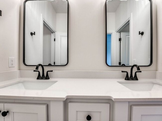 Building Photo - Luxury, Zero Maintenance Living in Edmond!