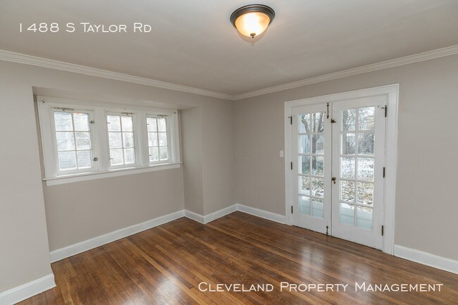 Building Photo - Charming 3 Bedroom Home