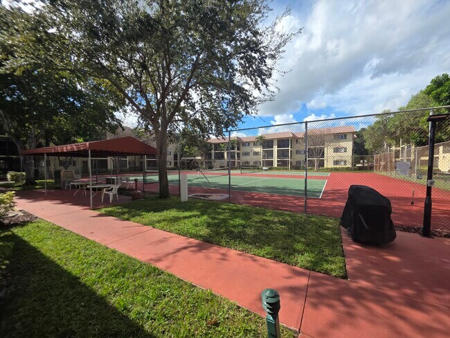 Building Photo - 257 S Cypress Rd