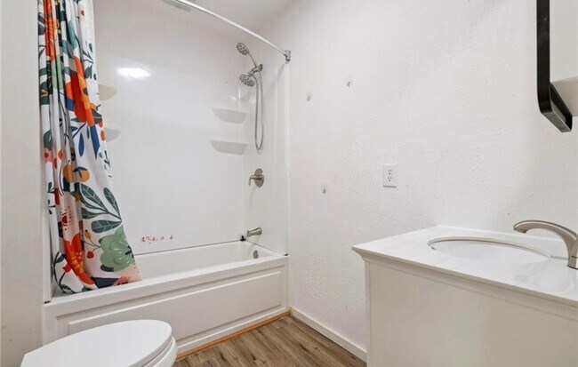 Building Photo - $1500 move-in special