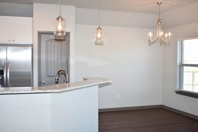 Building Photo - Beautiful 4 Bed, 2 Bath Home in Bridgeport!