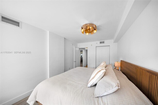 Building Photo - 1025 92nd St