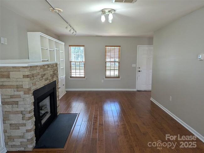 Building Photo - 9935 Redbud Tree Ct