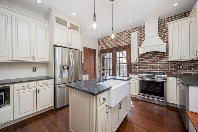 Building Photo - 357 Jackson St