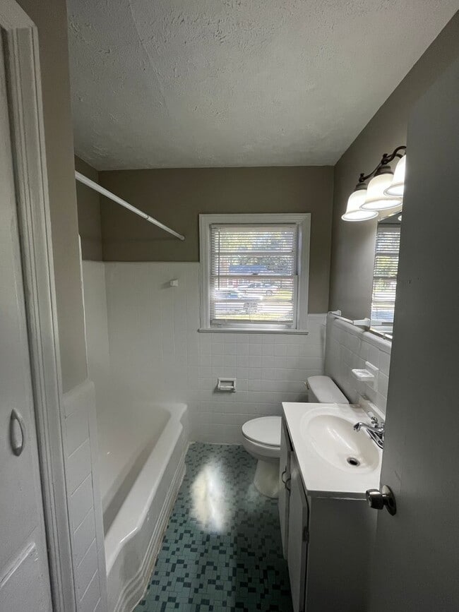 Building Photo - **UPCOMING**4 Bedroom / 2 Bathroom Home fo...