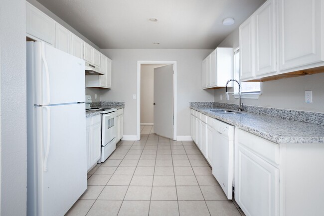 Building Photo - $300 OFF 1ST MONTH RENT IF YOU MOVE IN WIT...