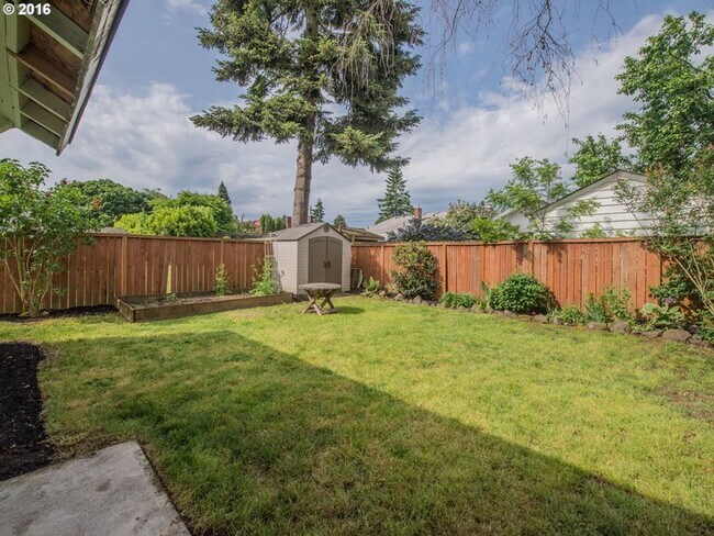 Building Photo - Amazing Well Kept Secret! 4bed 1.5bath Bungalow!