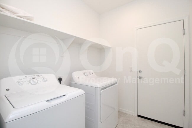 Building Photo - 8810 W Pasadena Ave