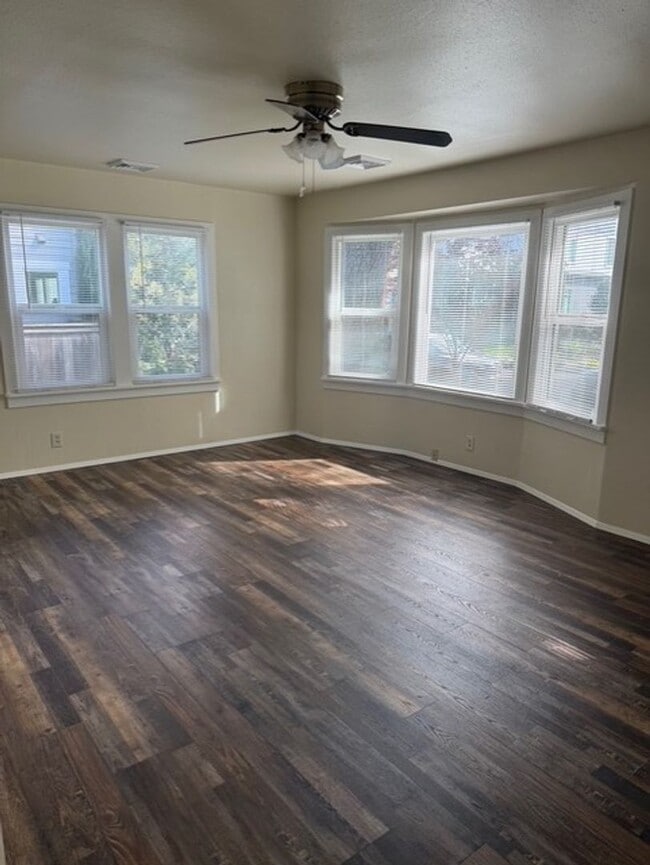 Building Photo - Arbor Lodge Gem