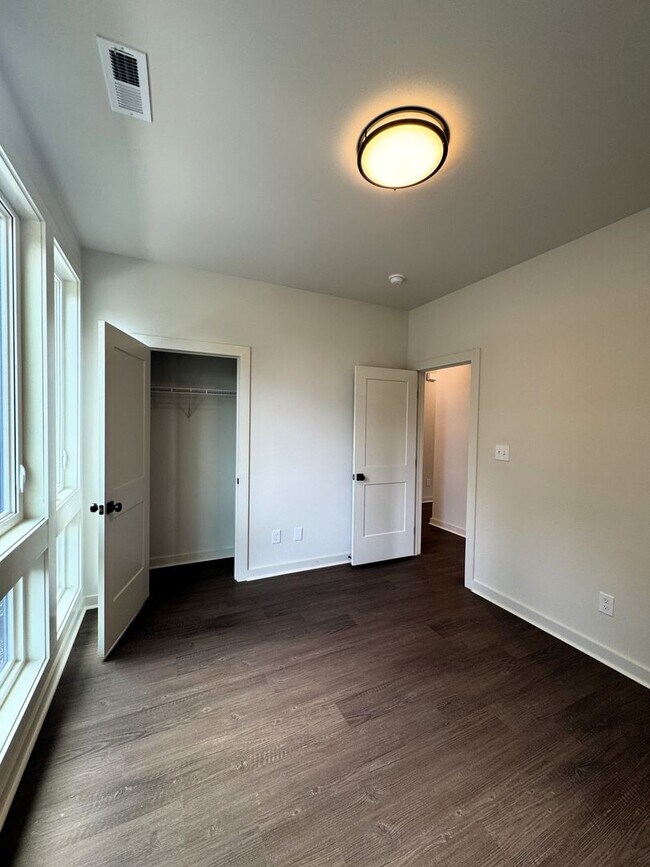 Building Photo - Move-In Special!! 1/2 Off First Month's Rent!!