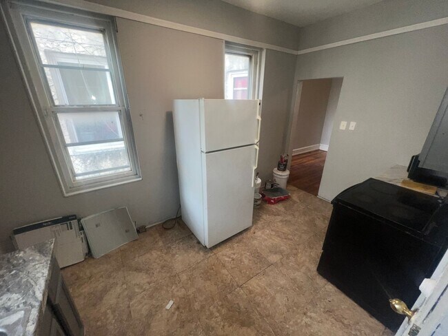 Building Photo - Oversized Classic Row Home w Wood Floors a...