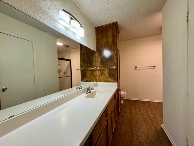 Building Photo - Single Family Home *LEASING SPECIAL AVAILABLE*