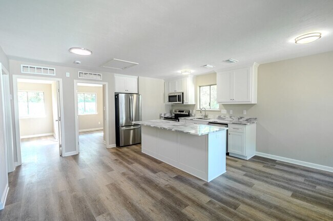 Building Photo - Renovated 2 bed/ 1 bath!
