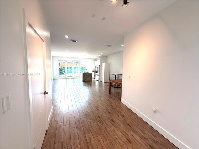 Building Photo - 918 NW 23rd Ct