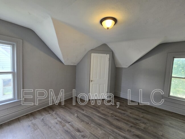 Building Photo - 908 W 3rd St