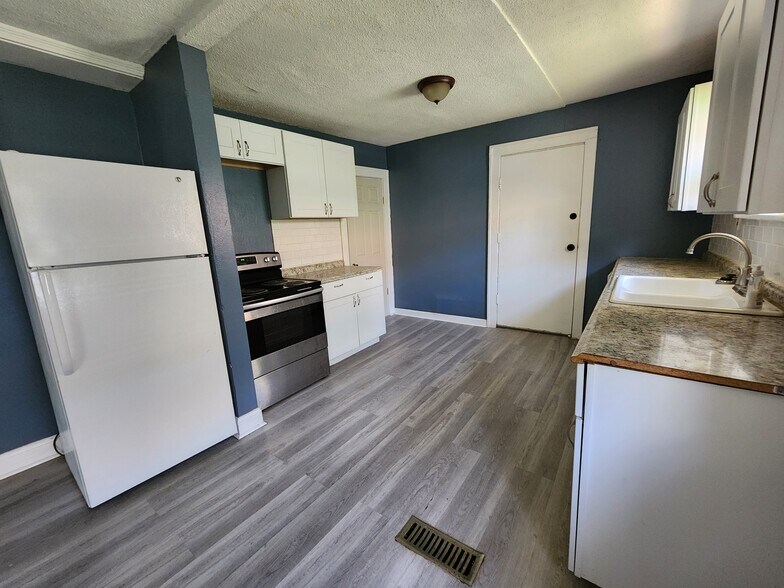 Building Photo - 5836 Euclid Ave