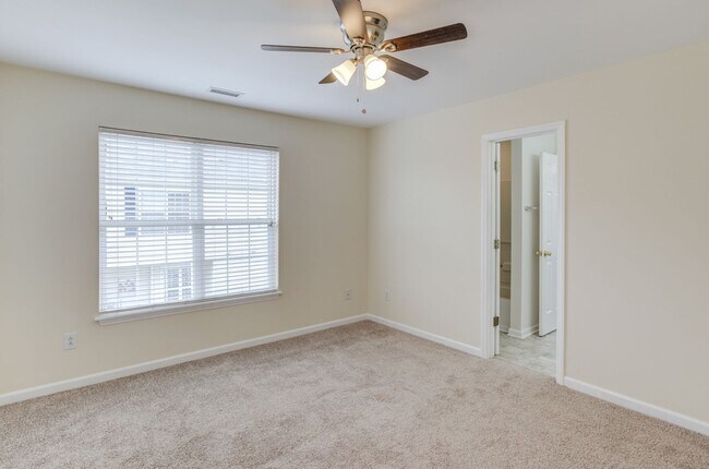 Building Photo - 3 Bedroom Townhouse in Wakefield with 1 Ca...
