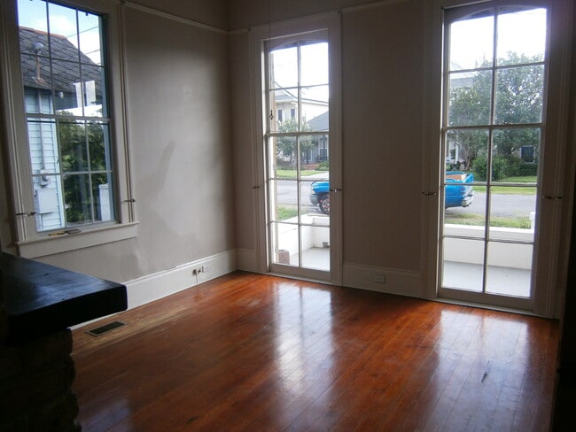 Building Photo - 220 Amelia St