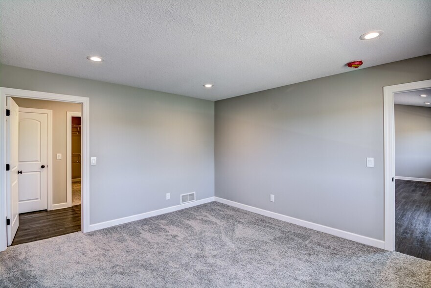 Building Photo - 1303 Blue Jay Pl