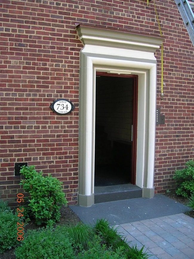 Building Photo - 734 North Terrace