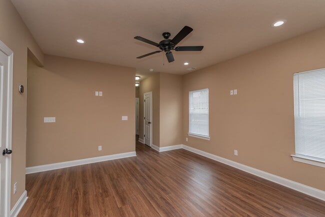 Building Photo - Like-new 4 bed/2.5 bath home for lease nea...